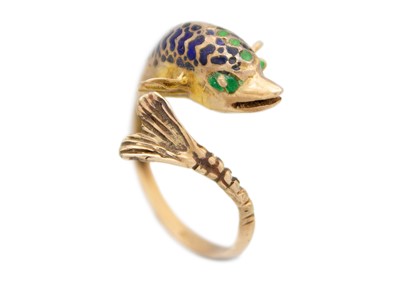 Lot 137 - A 14k gold emerald set in blue and green enamel decorated dolphin design ring.