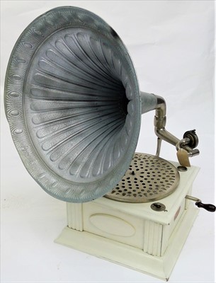 Lot 193 - An early 20th century 'Junophone' wind-up...