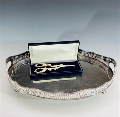 Lot 2311 - A pair of silver plated grape scissors, cased,...