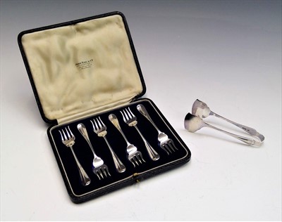 Lot 2015 - A set of six Hanovarian pattern silver cake...