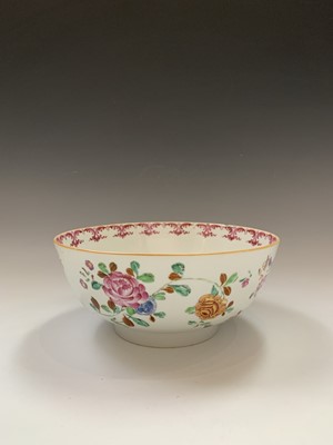 Lot 138 - A Chinese porcelain famille rose bowl, 18th...