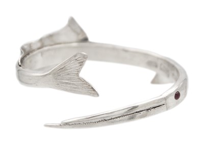 Lot 166 - A .999 fine silver Garfish bangle by James Suddaby.