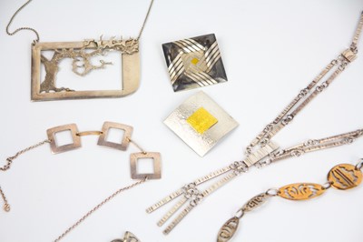 Lot 302 - A selection of contemporary silver and yellow metal jewellery.