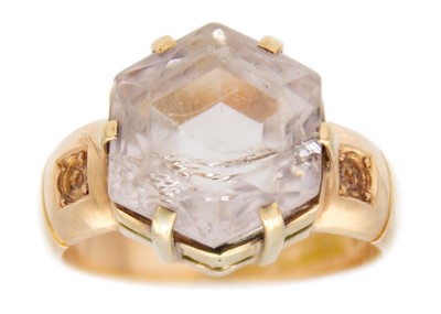 Lot 180 - A Victorian 15k hexagonal cut quartz set dress ring.