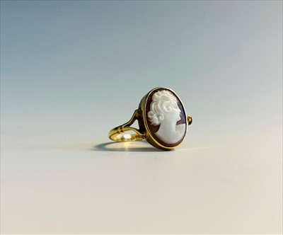 Lot 2587 - An 18ct gold cameo ring