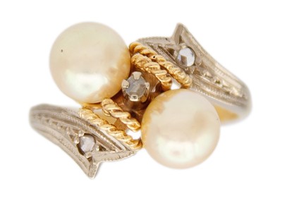 Lot 212 - A pearl and diamond crossover dress ring in 18k yellow gold.