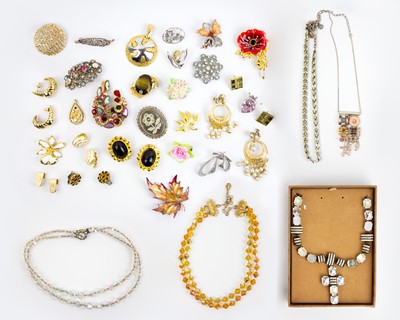 Lot 304 - A quantity of costume jewellery.