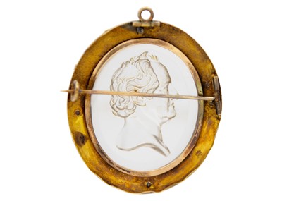 Lot 236 - A glass intaglio in James Tassie style, framed in high-purity gold.