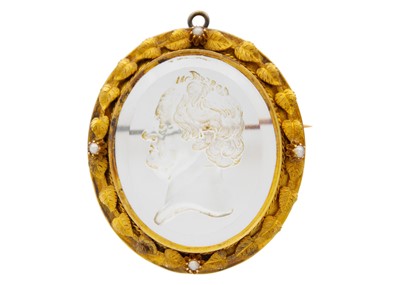 Lot 236 - A glass intaglio in James Tassie style, framed in high-purity gold.