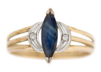 Lot 248 - An Australian blue sapphire and diamond 9k gold ring.