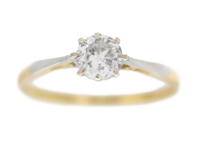 Lot 250 - A diamond solitaire ring in 18k yellow gold and platinum.