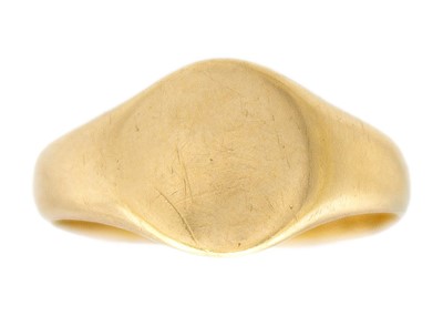 Lot 262 - An 18k yellow gold ladies' signet ring.