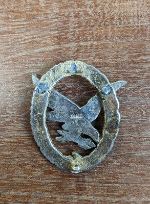 Lot 569 - A collection of assorted foreign cap badges.