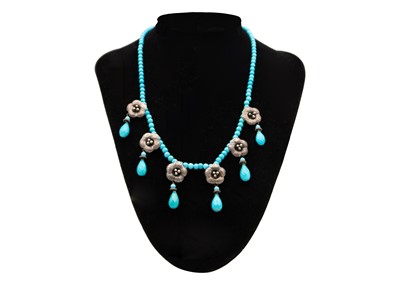 Lot 42 - A selection of costume jewellery.