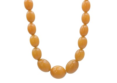 Lot 122 - A yellow bakelite bead graduated necklace.