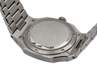 Lot 1017 - MAEN - A Manhattan 37 stainless steel gentleman's automatic bracelet wristwatch.