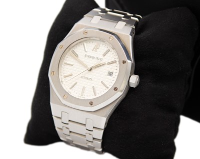 Lot 1026 - AUDEMARS PIGUET - A fine Royal Oak stainless steel gentleman's automatic bracelet watch.