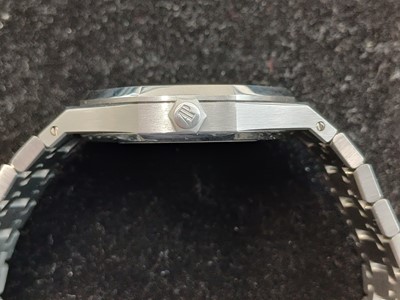 Lot 1026 - AUDEMARS PIGUET - A fine Royal Oak stainless steel gentleman's automatic bracelet watch.