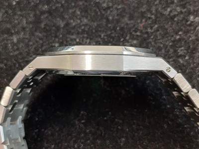 Lot 1026 - AUDEMARS PIGUET - A fine Royal Oak stainless steel gentleman's automatic bracelet watch.