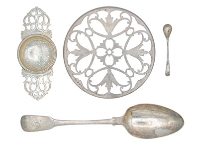 Lot 29 - A selection of silver items.
