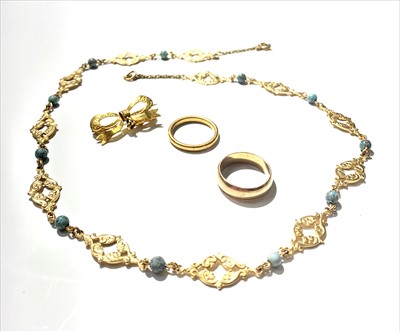 Lot 2428 - A 9ct gold band and a 9ct gold bow brooch clip...