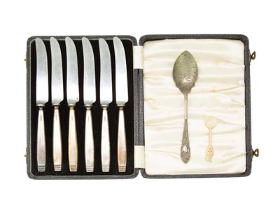 Lot 68 - A matched set of ten silver handled dinner knives