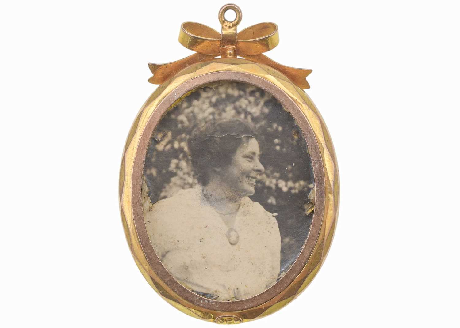 Lot 45 - A 9k gold photograph locket pendant.