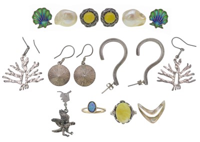 Lot 121 - A selection of silver jewellery.