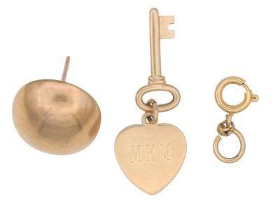 Lot 109 - A selection of gold jewellery items.