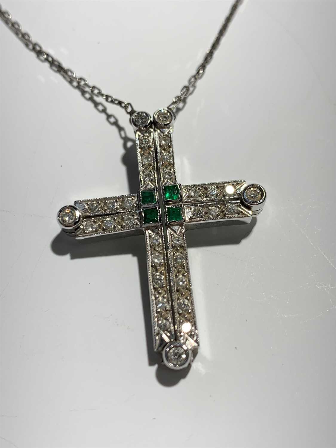 Lot 2597 - An 18ct white gold metamorphic necklace set