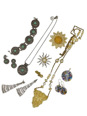 Lot 174 - A collection of costume jewellery items.