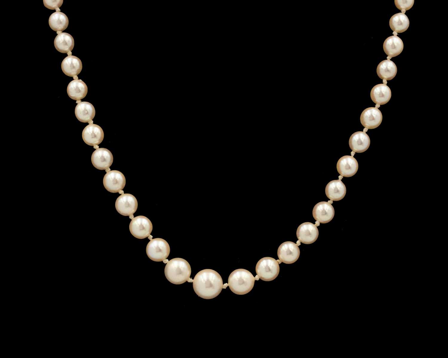 Lot 30 - A graduated cultured white pearl necklace fitted with a 9k gold clasp.