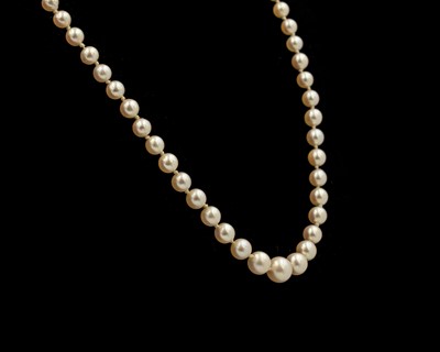Lot 30 - A graduated cultured white pearl necklace fitted with a 9k gold clasp.