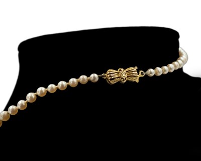 Lot 30 - A graduated cultured white pearl necklace fitted with a 9k gold clasp.