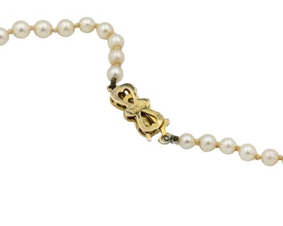 Lot 30 - A graduated cultured white pearl necklace fitted with a 9k gold clasp.