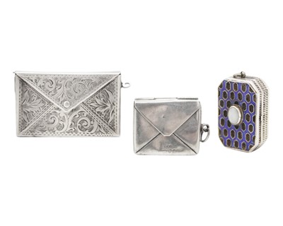 Lot 204 - A selection of three silver items.