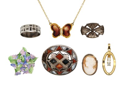 Lot 37 - A selection of silver and costume jewellery items.