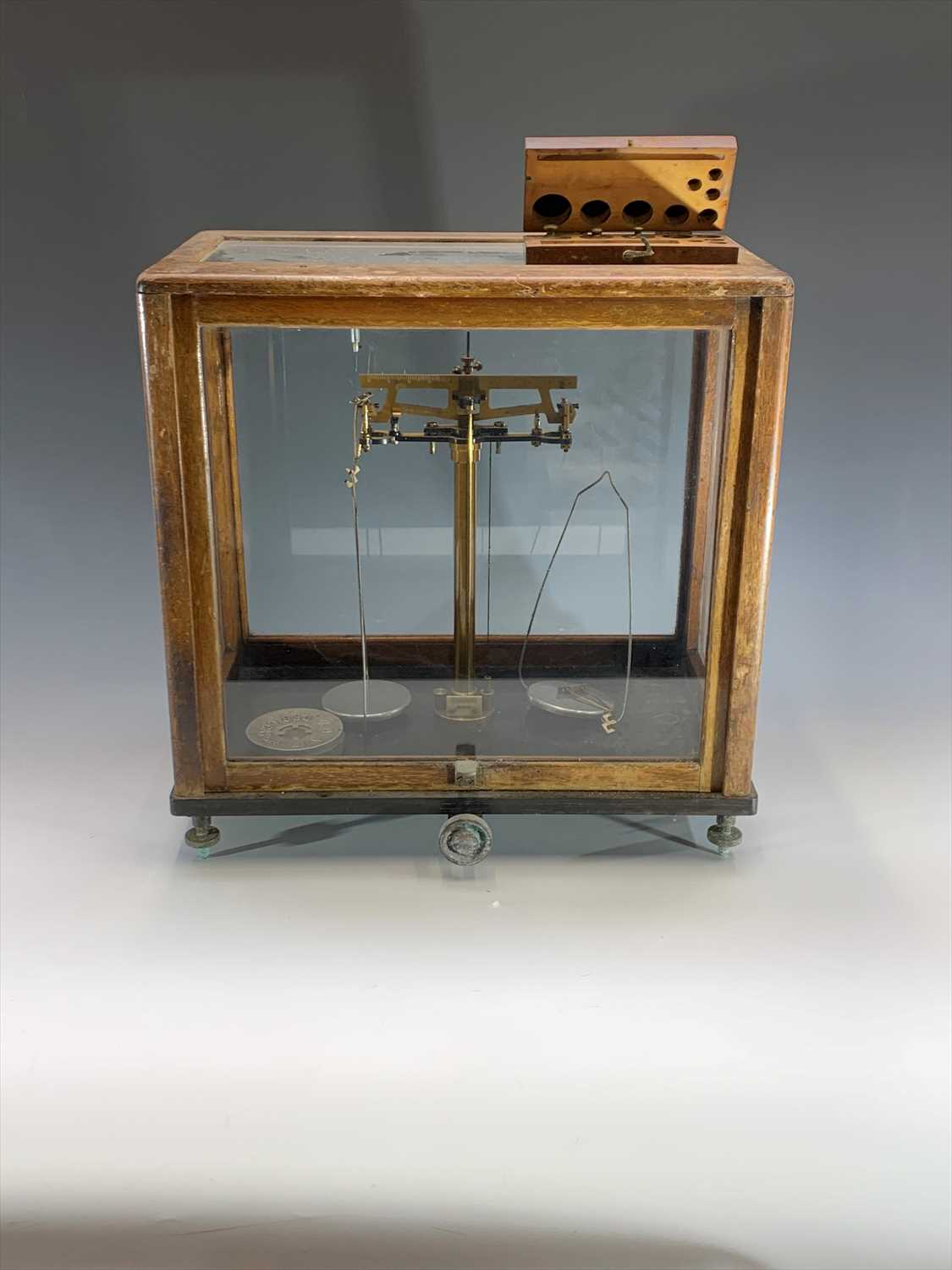 Scale Old Lab Lot 216 - A set of laboratory scales, contained in a
