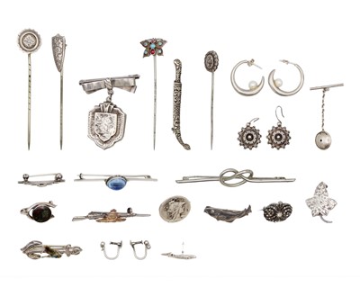 Lot 36 - A selection of silver and white metal jewellery items.