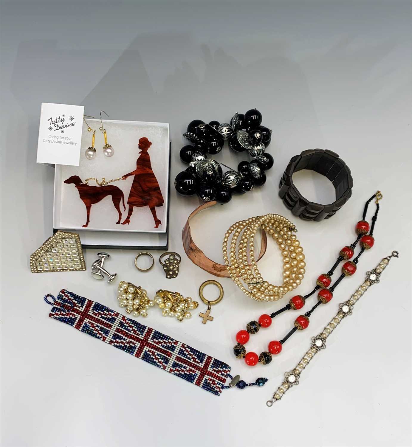 Lot 3090 Vintage costume jewellery including