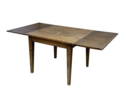 Lot 3302 - An oak draw leaf dining table, early 20th...