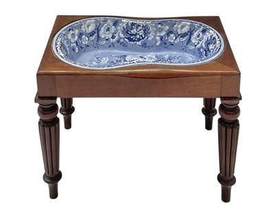 Lot 403 - A large blue printed pearlware bidet in a mahogany stand.