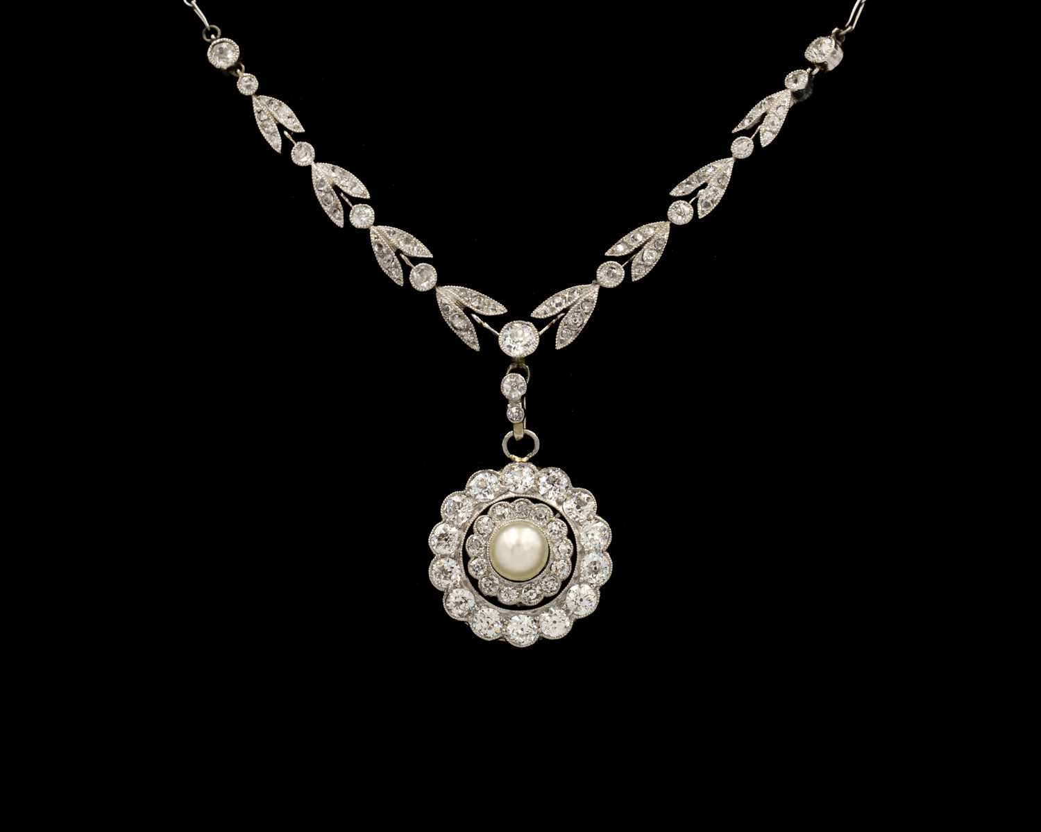 Lot 166 - A fine Belle Epoque diamond and pearl set pendant necklace