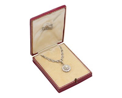 Lot 166 - A fine Belle Epoque diamond and pearl set pendant necklace