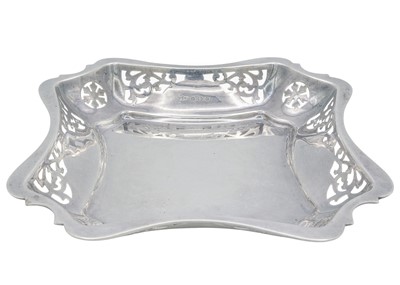 Lot 54 - A George V silver bowl with serpentine edge and pierced rim by Joseph Gloster Ltd.