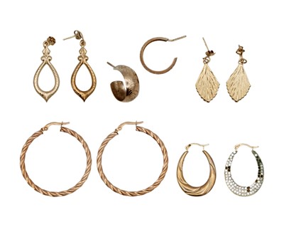 Lot 19 - A selection of 9k gold earrings.
