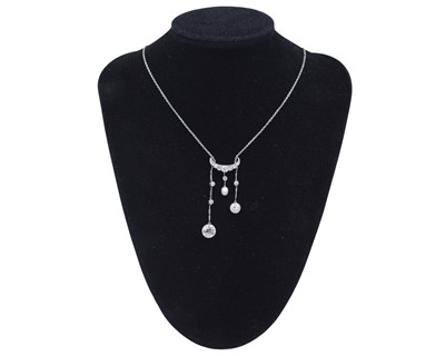 Lot 3 - A good Belle Époque diamond and pearl platinum set negligee necklace.