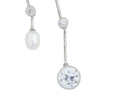 Lot 3 - A good Belle Époque diamond and pearl platinum set negligee necklace.