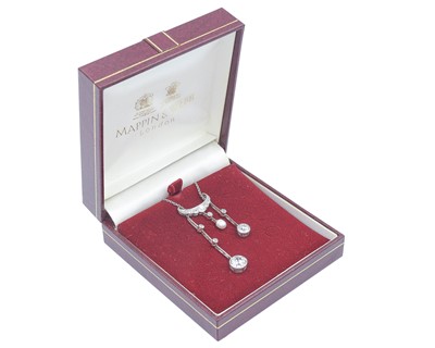 Lot 3 - A good Belle Époque diamond and pearl platinum set negligee necklace.
