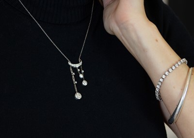 Lot 3 - A good Belle Époque diamond and pearl platinum set negligee necklace.